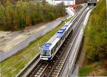 Ein Zug der Lausanner M�tro m2 f�hrt auf dem kurzen offenen Abschnitt bei der Haltestelle Sallaz nahe dem Stadtrand. Unter der Woche wendet hier jeder zweite Zug, sodass zwischen dem Bahnhof und Sallaz ein 3.5 Minutentakt entsteht. Wahrscheinlich aus diesem Grund besteht unmittelbar nach der Stationsausfahrt ein Wendegleis. 9. November 2008