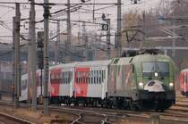 Als Untergrundk�mpferin bet�tigt sich die  EUROMotion  1116 264-1 im Vorortverkehr zu Linz an der Donau. Auch wenn das Wetter absolut besch... war, das Licht meist grenzwertig, kann die Flut von Werbe- bzw. noch nie  gesehenen  Loks das Fotografenherz mit Sonnenschein erf�llen. (10.11.2008).