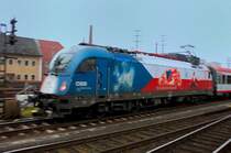 Das Vierte von Sieben war das Beste: fr�her Morgen, Blende 3,8, 1/25 s Belichtungszeit, das Beschleunigen von 1216 226 vor ihrem EC ausgenutzt und mitgezogen, Spotmessung f�r den AF im Sportprogramm auf das L�nderlogo...  Dynamics pur . (10.11.2008).