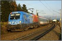 Mit den letzten Sonnenstrahlen f�hrt der neue Feuerwehr Taurus 1116 250 am EC 33  Allegro Stradivari  in Zeltweg ein.
10.11.2008