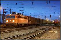 E-Lok 1042 033 f�hrt mit G�terzug 54507 von Wien Zentralverschiebe-Bahnhof nach Villach.
Zeltweg 10.11.2008
