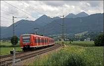 Die 425/426er gibt es in Oberbayern nat�rlich auch: Der M�nchener 426 533/033 und ein 425er sind als RB 30064 von Freilassing nach Rosenheim unterwegs. (09.07.2008)
