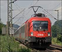 Auf der langen Reise des EC  115  W�RTHERSEE  von Dortmund Hbf nach Klagenfurt Hbf darf die 1116 267 den Zug �ber den sch�nsten Abschnitt (M�nchen-Klagenfurt) bespannen. Bei Bernau am Chiemsee wird der Zug auf den Chip gebannt. 
