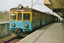 Vierteiliger Elektrotriebwagen EN71-017.
Dies ist einer 20 origin�r als EN71 gebauten Triebz�ge der Reihe EN71.
Die �brigen EN71 wurden aus dreiteiligen EN57 umgebaut.
15.04.2004 Krakow Glowny
