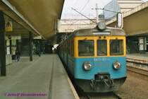 Vierteiliger Elektrotriebwagen EN71-031.
Dieser Triebzug der Reihe EN71 ist durch Umbau aus dreiteiligen EN57 entstanden.
Nur die ersten 20 Z�ge der Reihe EN71 wurden direkt als solche gebaut.
15.04.2004 Krakow Glowny