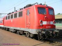 Damals in Emden:
Die 141 362 war mit einem Nahverkehrszug Richtung Oldenburg unterwegs.
29.05.2004 Emden-HBf