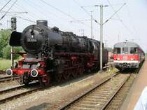 Damals in Emden:
Links die Schnellzugdampflok 01 1066 und rechts der Dieseltriebzug 634 658 + 634 603.
So ganz alt ist die Aufnahme aber eigentlich gar nicht: Sie entstand am 29.05.2004.
Die 01.10 war mit einem Sonderzug nach Emden gekommen, aber die 634 fuhren hier damals noch plan- und regelm��ig.
29.05.2004 Emden-HBf