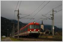 Im Normalfall wird IC 501 aus Linz in Selzthal mit IC 511 aus Salzburg vereinigt. Durch die Pyhrnsperre wird dieser Zug noch bis 14.11.08 �ber den Pyhrn bis Selzthal im Schienenersatzverkehr gef�hrt. Nach Ankunft der Ersatzbusse in Selzthal geht es dann als IC 11511 weiter nach Graz. Die Aufnahme zeigt 4010 001 mit Steuerwagen 6010 001 voraus  am 9.11.2008 in Kammern.
