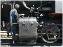 Alles wird kontrolliert an den rund 70j�hrigen Malletloks. (28.10.2008)