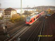 Von der Fussg�ngerbr�cke in Bergen am 09.11.2008 aufgenommen.
Einfahrender Flirt aus Sassnitz nach Rostock. 