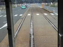 Fukui Strassenbahn. So sehen die Schienen noch bei vielen japanischen Strassenbahnbetrieben aus. Sofern sie nicht stillgelegt werden, finden nur allm�hlich Verbesserungen statt. 3.November 2008.