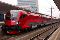 1116 204-7  Spirit of Austria  vor der zur Zeit vornehmlich benutzten Railjet-Garnitur zur Personalschulung bei einem technisch-logistischem Halt in Linz Hbf. 
Man kann sagen, was man will, unser  Metropolitan   strahlte nie dieses Flair aus, welches den  RJ  jetzt schon umgibt. 
Wer ihn  live  gesehen hat, versteht was ich meine... (10.11.2008)