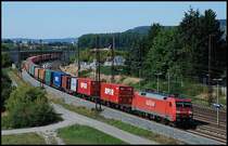 Diese 152er bringt einen Containerzug von Hamburg in Richtung S�den. Aufgenommen im August 2008 in Retzbach-Zellingen.