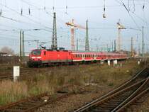 143 832 macht sich auf den Weg nach Cottbus, als sie bei der Ausfahrt aus dem Leipziger Hbf das Gleisvorfeld passiert. Fotografiert am 08.11.08.