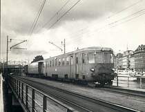Wir sind im Sommer 1960 : aus dem Zentralen Bahnhof Stockholm kommt diesen Tw Richtung Nyn�shamn. SNJ (Stockholm-Nyn�shamn J�rnv�g (Bahn) war eine private Gesellschaft. Diese kurze Linie war in der Zeit noch nicht elektrifiziert. 
Foto : J.J. Barbieux