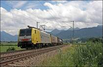 Neben der Brennerbahn ist nun auch die Tauernbahn unter die R�der von Lokomotion gekommen. E189 905RT ist mit dem 41860, Ljubiljana - M�nchen Riem, im Chiemgau unterwegs. W�hrend auf den Brennerz�gen Sattelauflieger und Wechselbr�cken bef�rdert werden, werden auf diesem Zug gr��tenteils Tankcontainer transportiert. (09.07.2008)
