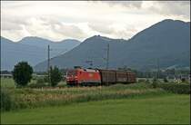 Modellbahngerecht ist die 152 023 mit ihren Drei G�terwagen in Richtung Rosenheim unterwegs. (09.07.2008)
