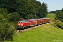 218 356 mit RB27085 kurz vor dem Einfahrvorsignal von Tittmoning-Wiesm�hl (KBS 945 S�d) im August