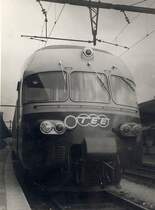 Der SBB Trans Europ Express Rae ganz am Anfang, in September 1961 in Paris, Gare de Lyon. Der wunderbare Triebzug wartet f�r Abfahrt um 13.15 Uhr, genau f�nf Minuten sp�ter als der ber�hmte Mistral, der noch nicht als TEE verkehrt hat.  
Am Abend war der SBB TEE (hier Nr 1053) in Mailand, �ber Dijon - Lausanne - Brig, und ist unter vier Stromen gefahren.
Paris - 09/1961. Foto : J.J. Barbieux
