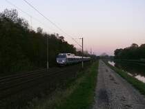 SNCF TGV-R�seau 550 f�hrt in der Abend�mmerung als Zug Nummer TGV9572 von Strasbourg (18:17) nach Paris-Est (20:34).

25.10.2008 Steinbourg am Rhein-Marne-Kanal

