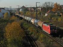 185 194 mit einem Kesselwagenzug am 5.11.2008 in Regensburg.