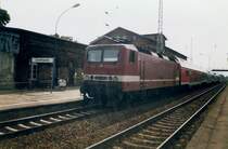 143 334 mit einer Regionalbahn nach Stralsund in der Universit�tsstadt Greifswald im Juni 1998.
