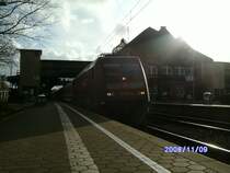 Die letzten Sonnenstrahlen �bers Dach in Harburg. Da f�hrt 101 002 mit dem,um eine halbe Stunde versp�teten,IC 2310 Richtung Westerland aus. Sonntag der 9.November.