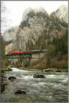 Eine 1116 f�hrt mit eimem Phyrnumleiter �ber die Br�cke n�chst Ges�useeingang.
9.11.2008