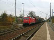152 029 durchf�hrt am 15.11.08 mit einem G�terzug den Bahnhof Burgkemnitz.