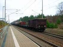 Nachschuss auf den von 152 029 gef�hrten G�terzug. Aufgefallen ist mir der letzte Wagen, der ein Tonerdewagen sein k�nnte(?).