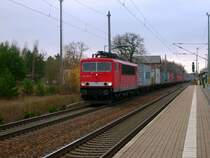 Am 15.11.08 zieht 155 167 einen Containerzug durch Burgkemnitz in Richtung Berlin w�hrend...
