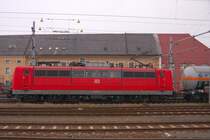 151 147-6 rollt gem�chlichen Tempos mit ihrem Kesselwagenzug durch Linz Hbf. (10.11.2008).