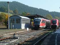 Der Bahnhof Rottenbach am 13.10.2008:
Von rechts:
BR 641 019-5 (Walfisch) wartet auf die Abfahrt nach Katzh�tte.
BR 642 012-9 (Desiro) f�hrt in Richtung Halle (Saale).
BR 642 XXX-X (Desiro) f�hrt in die Gegenrichtung.