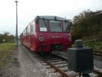 Ein Dieseltriebwagen der Baureihe 772 der Oberwei�bacher Berg- und Schwarzatalbahn (OBS) steht auf einem Abstellgleis des Bahnhofs Rottenbach. Die Fotostelle war, �ber einen Trampelpfad von der Bundesstra�e zu erreichen. Bild aufgenommen am 14.10.2008