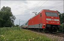 101 128 (9180 6 101 128-7 D-DB) bringt bei Bernau am Chiemsee den OEC 69  MOZART  von M�nchen Hbf nach Wien Westbahnhof. (09.07.2008)

