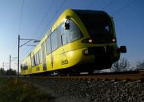 Mit �ber 5 Minuten Versp�tung legt sich hier Der TopBlitz RABe 526 707 in die Kurve der Strecke Weinfelden-Konstanz kurz vor der Einf�delung in die Seelinie.-15.November 2008