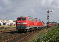 215 909-3 und 215 902-8 rangieren am 24.08.2007 in Westerland, w�hrend sich im Hintergrund schon 218 157-6 und 218 190-7 mit ihrem Autozug aus Nieb�ll heranrauschen.