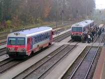 5047 072-2 (R5972)Abfahrtbereit, jede Menge Fahrg�ste erwarteten  5047 083-0 im Tandem als R5975 im Bhf. Ried i.I. 081114
