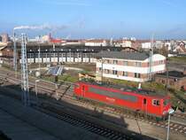 Im Bahnhof Wismar steht eine 155 vor dem Rundschuppen mit Drehscheibe. Im Geb�ude daneben war die Lokleitung untergebracht. 13.11.2008