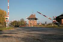 In Malchow schlie�en sich die Schranken am Stellwerk B1. 23.10.2008