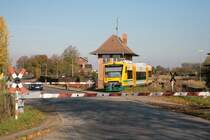 In Malchow sind die Schranken am Stellwerk B1 geschlossen und die ODEG nach Hagenow f�hrt vorbei. 23.10.2008