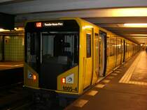 Berlin: Die U2 nach U-Bahnhof Theodor-Heuss-Platz im U-Bahnhof Wittenbergplatz.