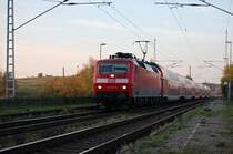 Am 23.10.2008 zieht die 120 201-9 den RE1 nach Hamburg, hier am Haltepunkt Huckstorf.