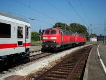 Die V 218 166 und -163 setzen sich an den soeben eingefahrenen IC in Lindau am 30.08.2008