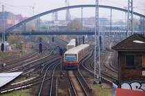 BERLIN, 02.11.2008, rechts S3 nach Ostbahnhof bei der Einfahrt in den S-Bahnhof Warschauer Straße; links S9 nach Flughafen Schönefeld bei der Ausfahrt