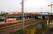 BERLIN, 02.11.2008, S-Bahnhof Ostkreuz, Blick auf Bahnsteig E und den ihn überquerenden Bahnsteig F
