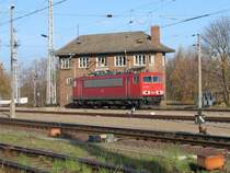 In Wismar kommt die155 182-9 am Stellwerk B1 vorbei gefahren. 13.11.2008