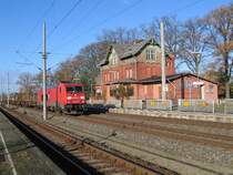 Durch Jasnitz zieht Railion einen G�terzug mit der 185 204-5. 12.11.2008