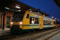 In Parchim steht die ODEG mit dem Triebwagen VT 650.52 am Bahnsteig 1. 23.10.2008