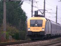 1047 002-9 taucht bei KM39.6 (Nahe Bruck/Leitha)mit EN467 aus der Nebelwand; 081112